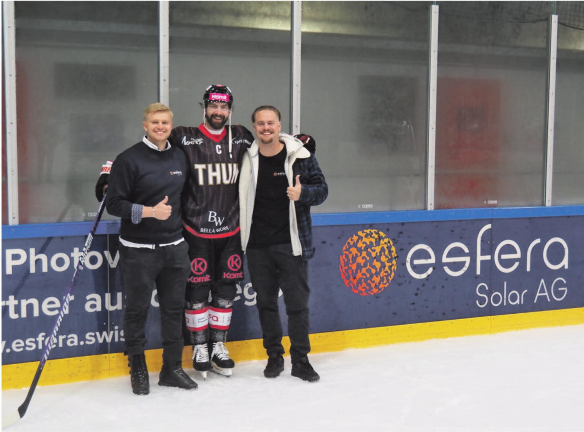 esfera Inhaber Levin Minder und Leonhard Berger mit EHC-Captain und Schulfreund Joel Reymondin. Bilder: zvg